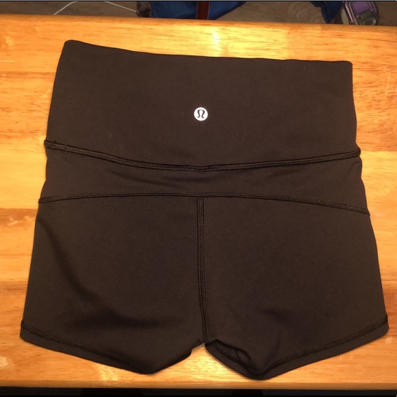 Lululemon In Movement Short 2.5” (Size 4) - Picture 2 of 2